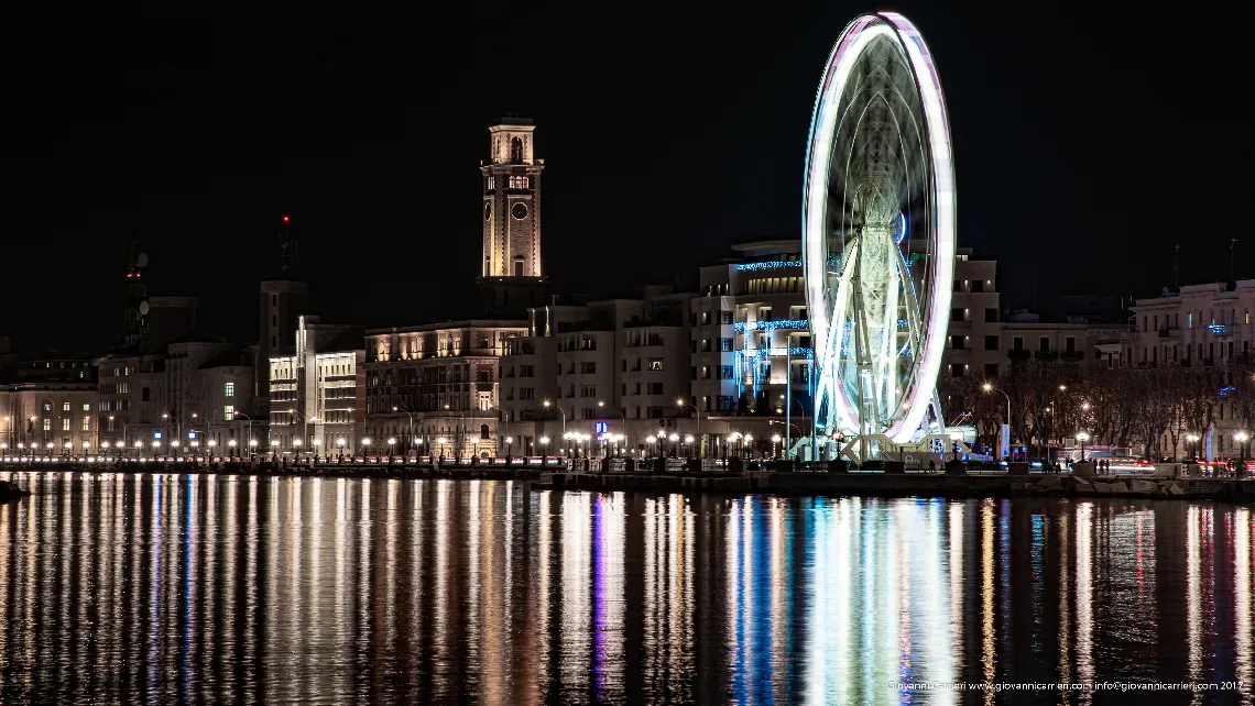 Ferris wheel in Luigi Giannella sqare, Bari