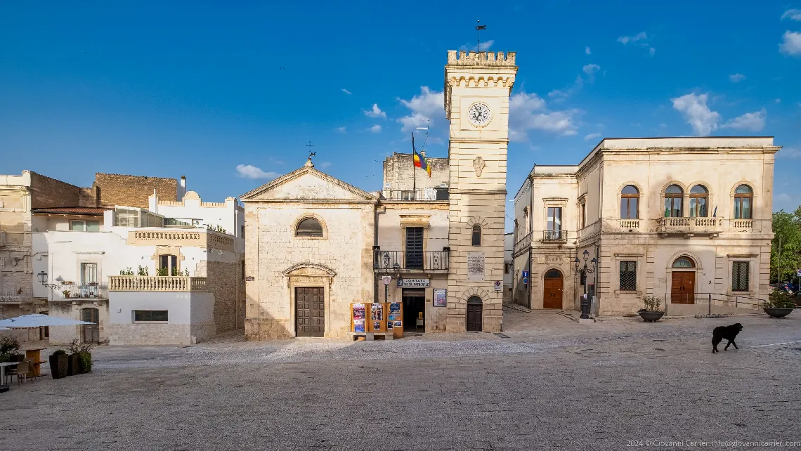 Il municipio, la torre civica e la Chiesa di San Nicola