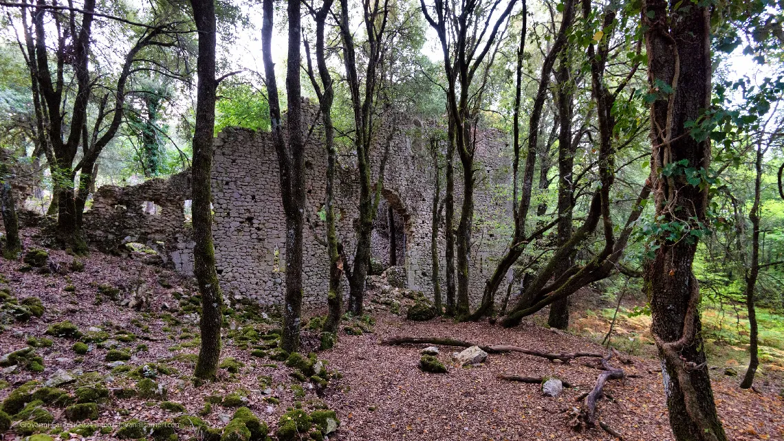 Le imponenti mura in rovina dell'Abbazia di Monte Sacro