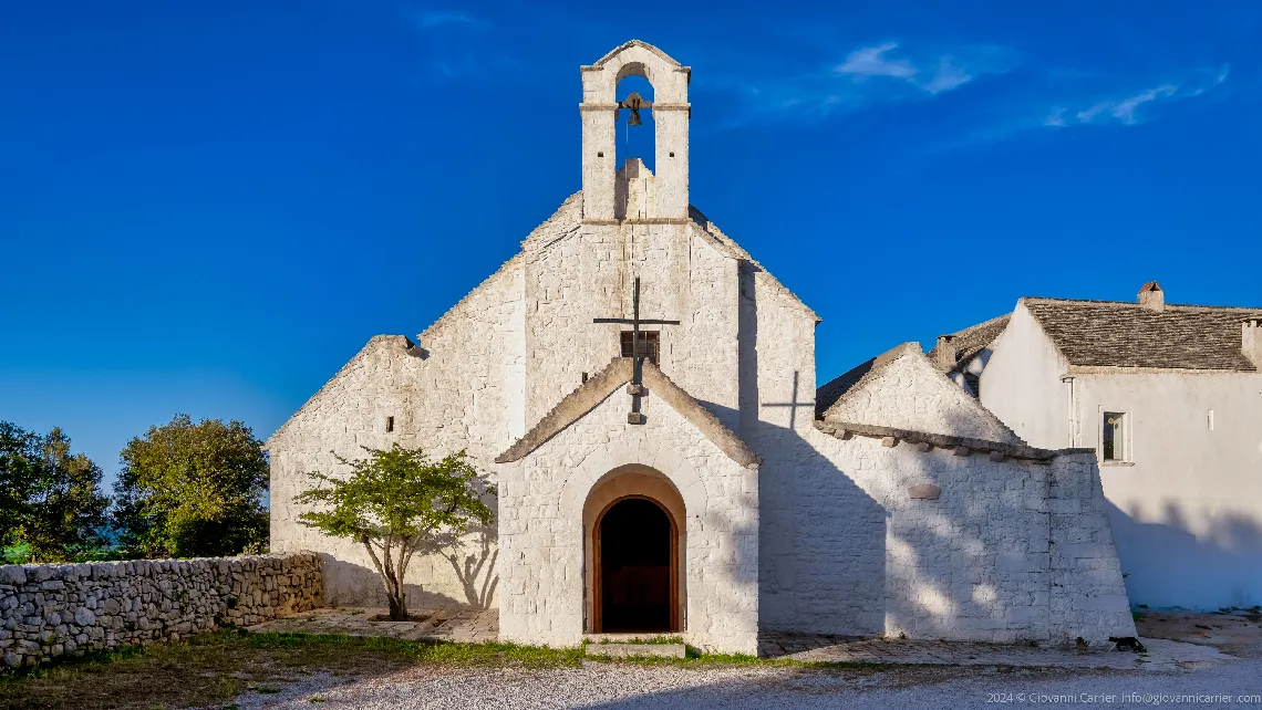 La facciata della Chiesa di Santa Maria del Barsento