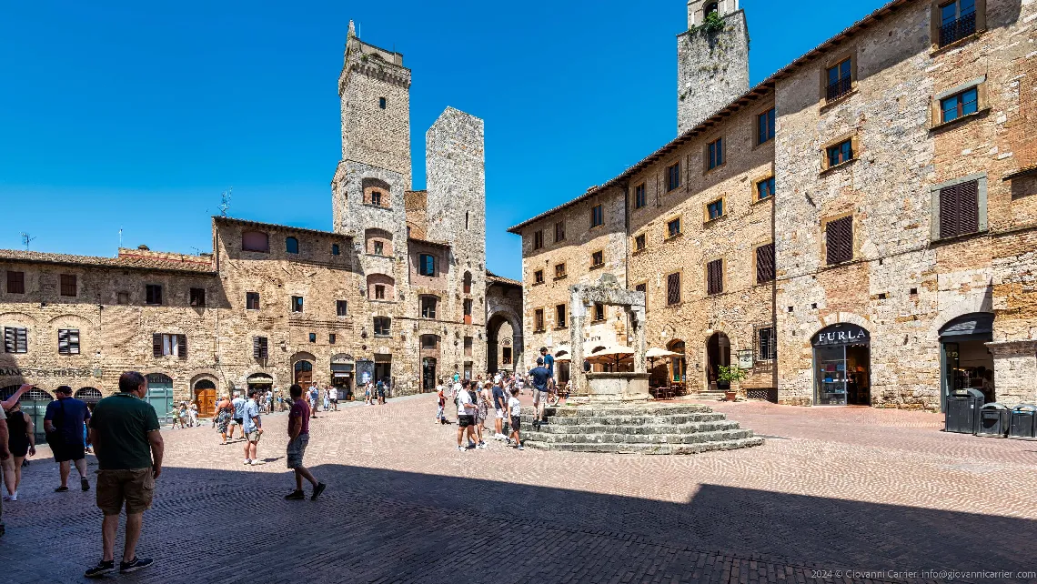 Piazza della Cisterna a San Gimignano