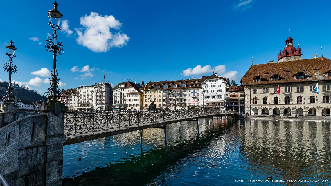 il ponte Rathaussteg, il fiume Reuss e l'antica città di Lucerna