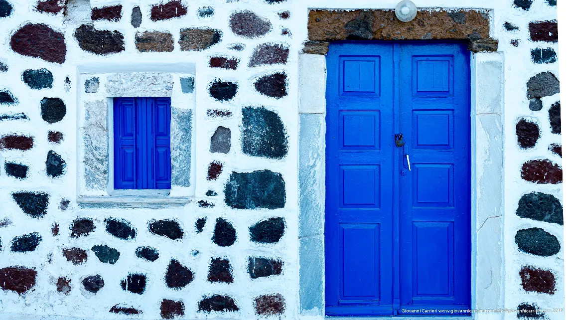 Porta di chiesa affacciata sul mare di Akrotiri - Santorini