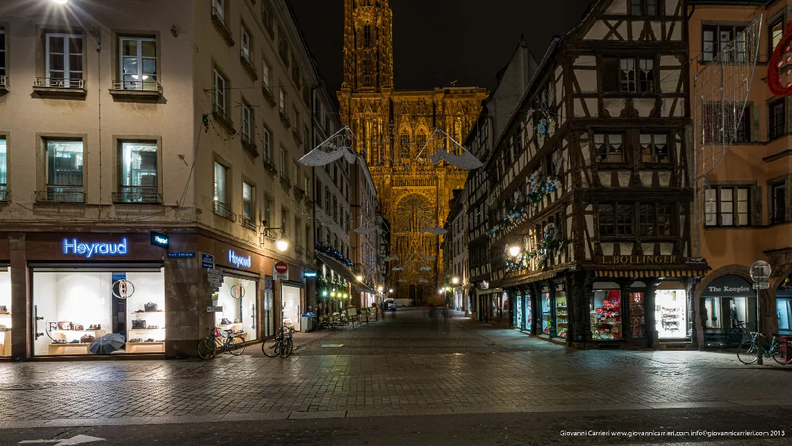 Vista frontale della Cattedrale gotica Notrè Dame - Strasburgo