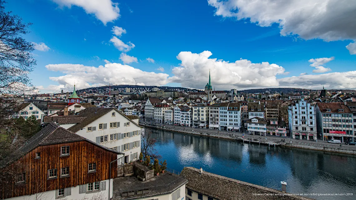 Vista dal parco Lindenhof sul fiume Limmat - Zurigo